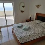 Com Grandes Terracos Em Frente A Appartement *