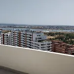 Com Grandes Terracos Em Frente A Appartement *