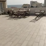 Com Grandes Terracos Em Frente A Appartement