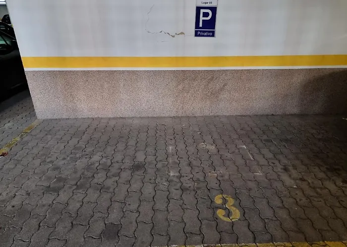 Com Grandes Terracos Em Frente A Daire *