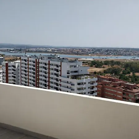 Com Grandes Terracos Em Frente A Apartment *