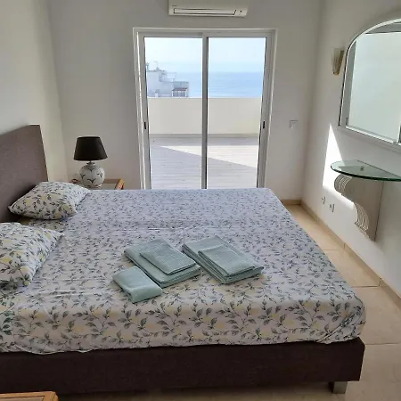 Com Grandes Terracos Em Frente A Apartmán
