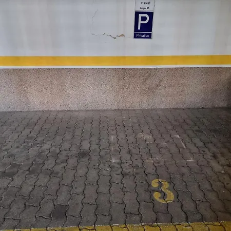 Com Grandes Terracos Em Frente A Apartment *