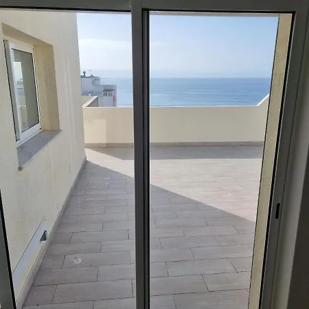 Com Grandes Terracos Em Frente A Apartman *