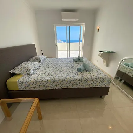 Com Grandes Terracos Em Frente A Apartman *