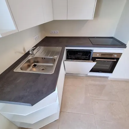Com Grandes Terracos Em Frente A Apartman *